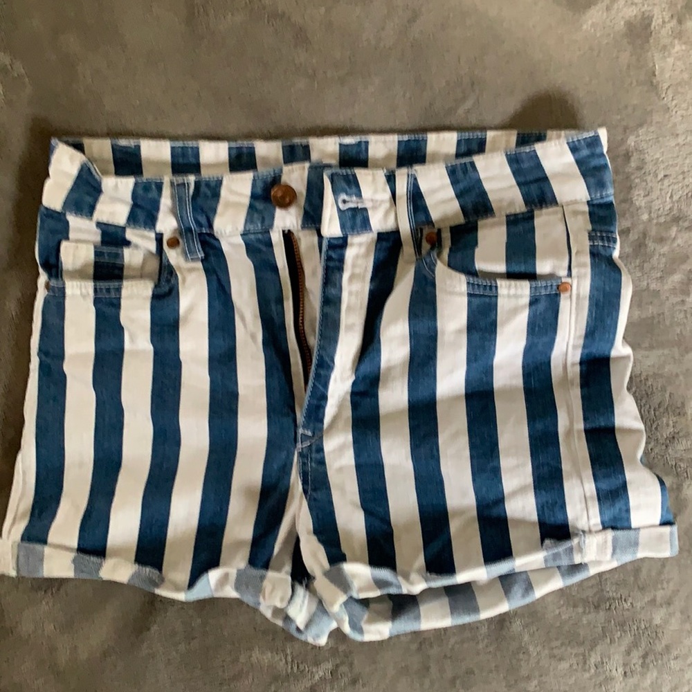Divided by H&M high rise short shorts size 6